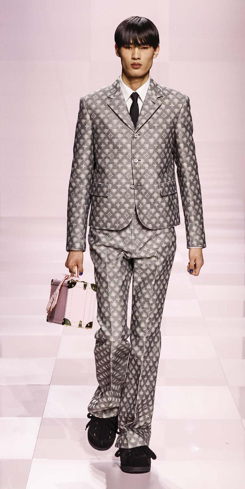 طقم مبتكر واستثنائي من Louis Vuitton يحاكي ديناميكية الرجل العصري والأنيق، الذي يبحث عن الخصوصية في كل مناسبة