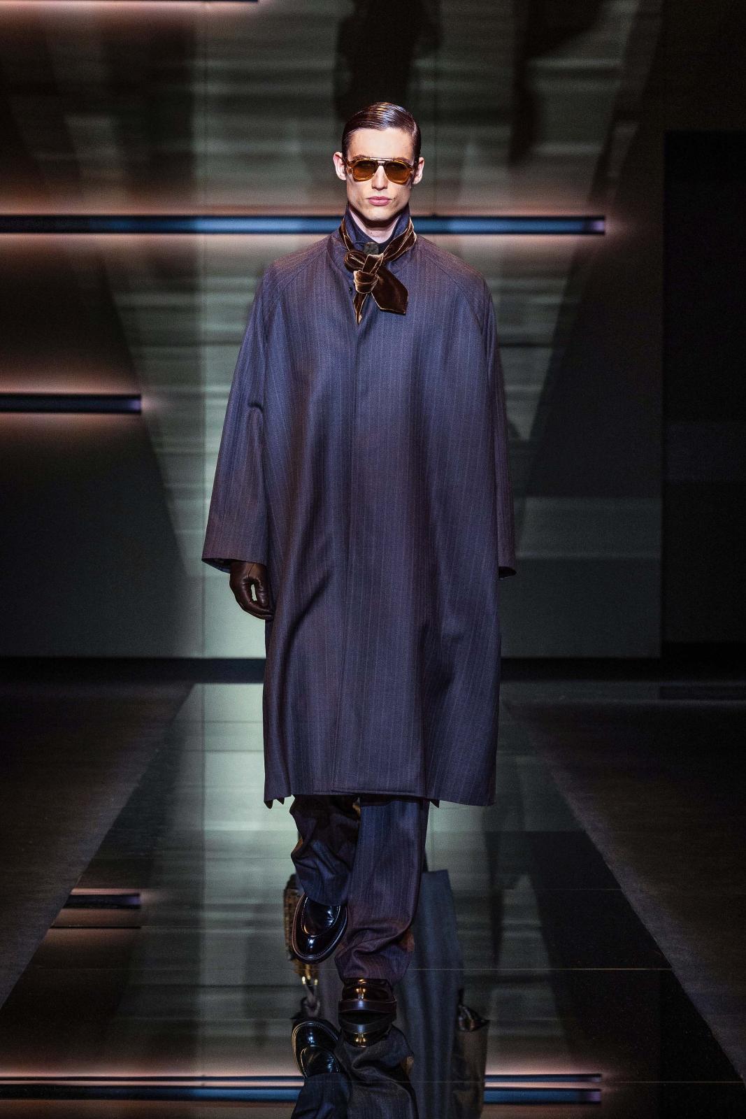 معطف من Emporio Armani ينسدل برقي على هيئة Cape، وهو يدمج بين الراحة والأناقة، ويناسب أجواء الشهر الفضيل