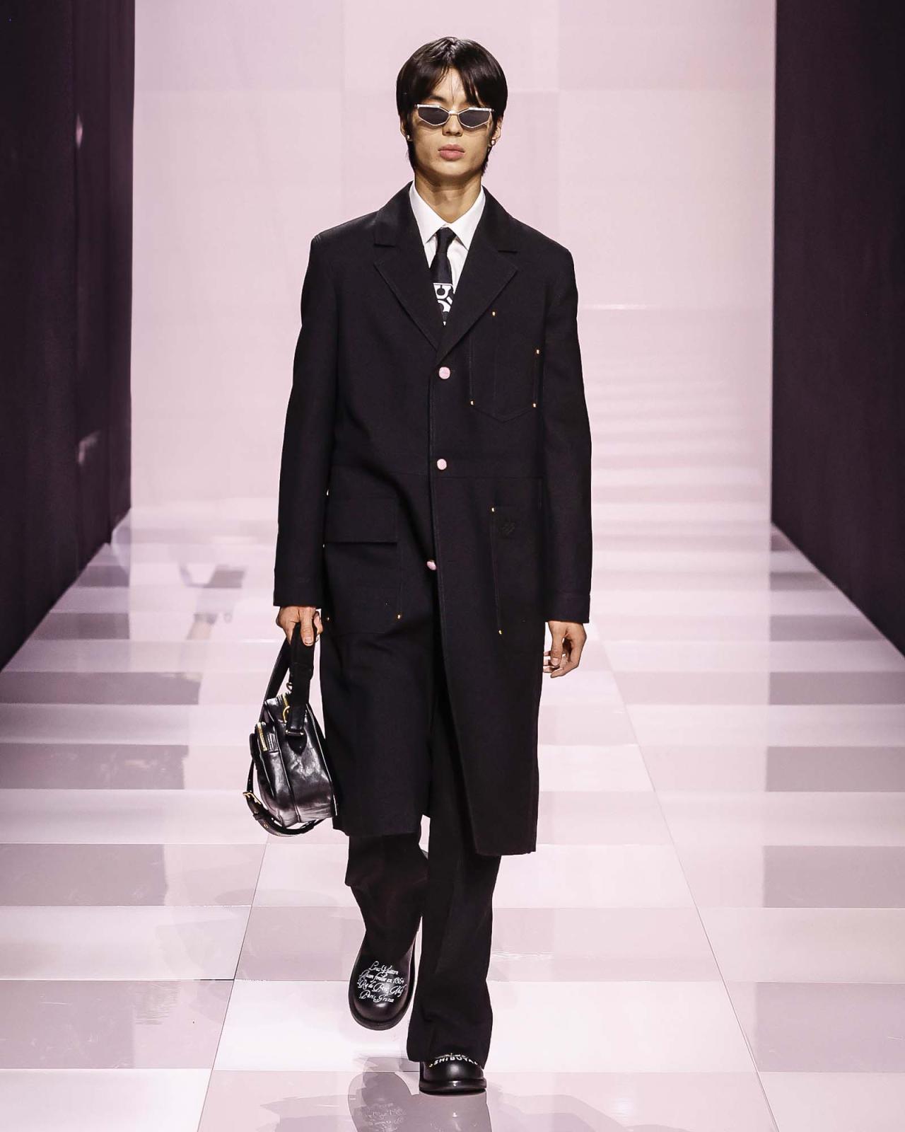 فخامة الحضور بلسمات Louis Vuitton تتحاور على وقع تميّز الأسود، في إطلالة بطلها معطف قويّ التأثير برقيّ قصّته ودقّة تفاصيله، مدمج مع سروال وقميص أنيقين بتصميمين مدروسين وربطة عنق باللونين الأبيض والأسود وحقيبة فاخرة بموادّها وطابعها