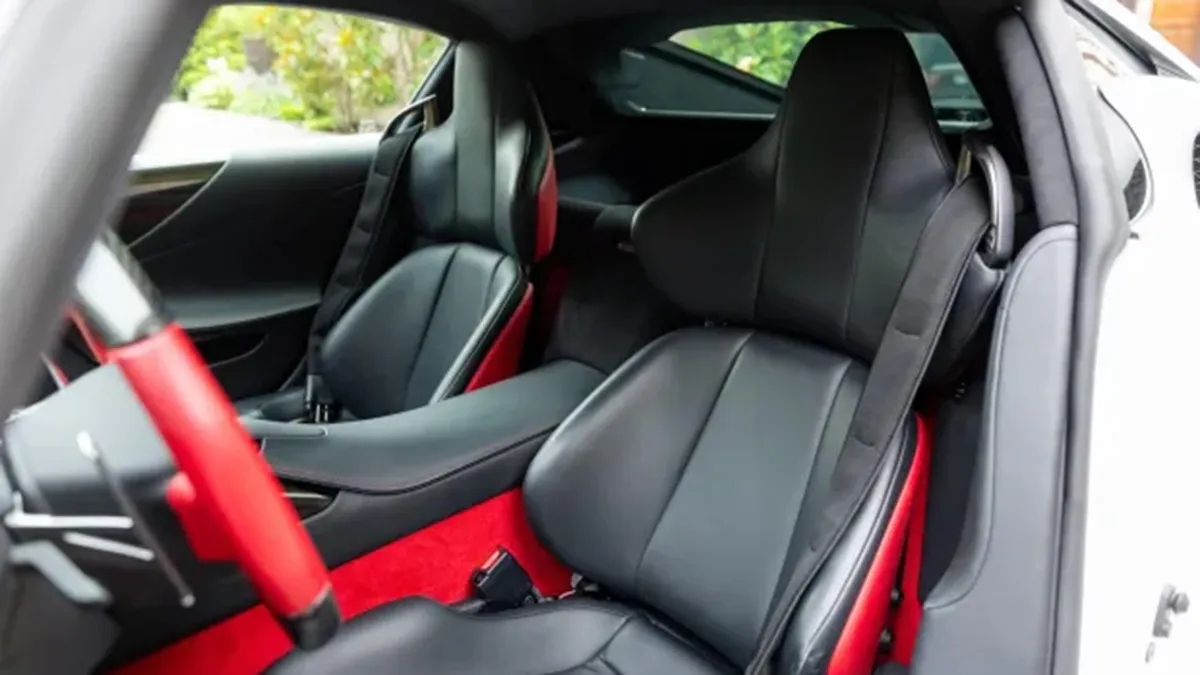 Lexus LFA 2012 تعرض للبيع في مزاد بسعر يصل إلى مليون دولار 