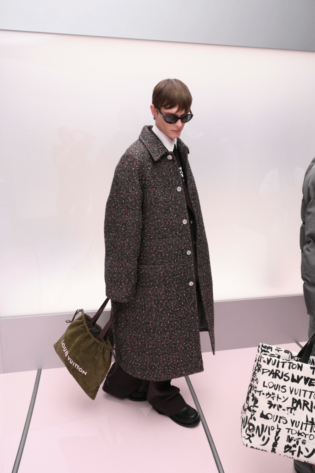 معطف من Louis Vuitton مزود بخمسة أزرار ومنفذ بقماش مونس في غاية الروعة لجهة التأثير والتصميم