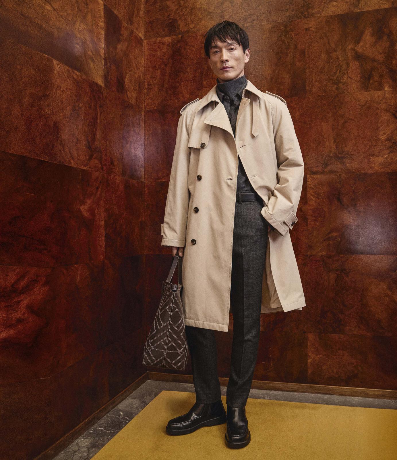 معطف من Tod’s عملي بلون Camel المحايد يصل إلى حدود الركبة، وينسجم مع الأزياء العصرية والكلاسيكية