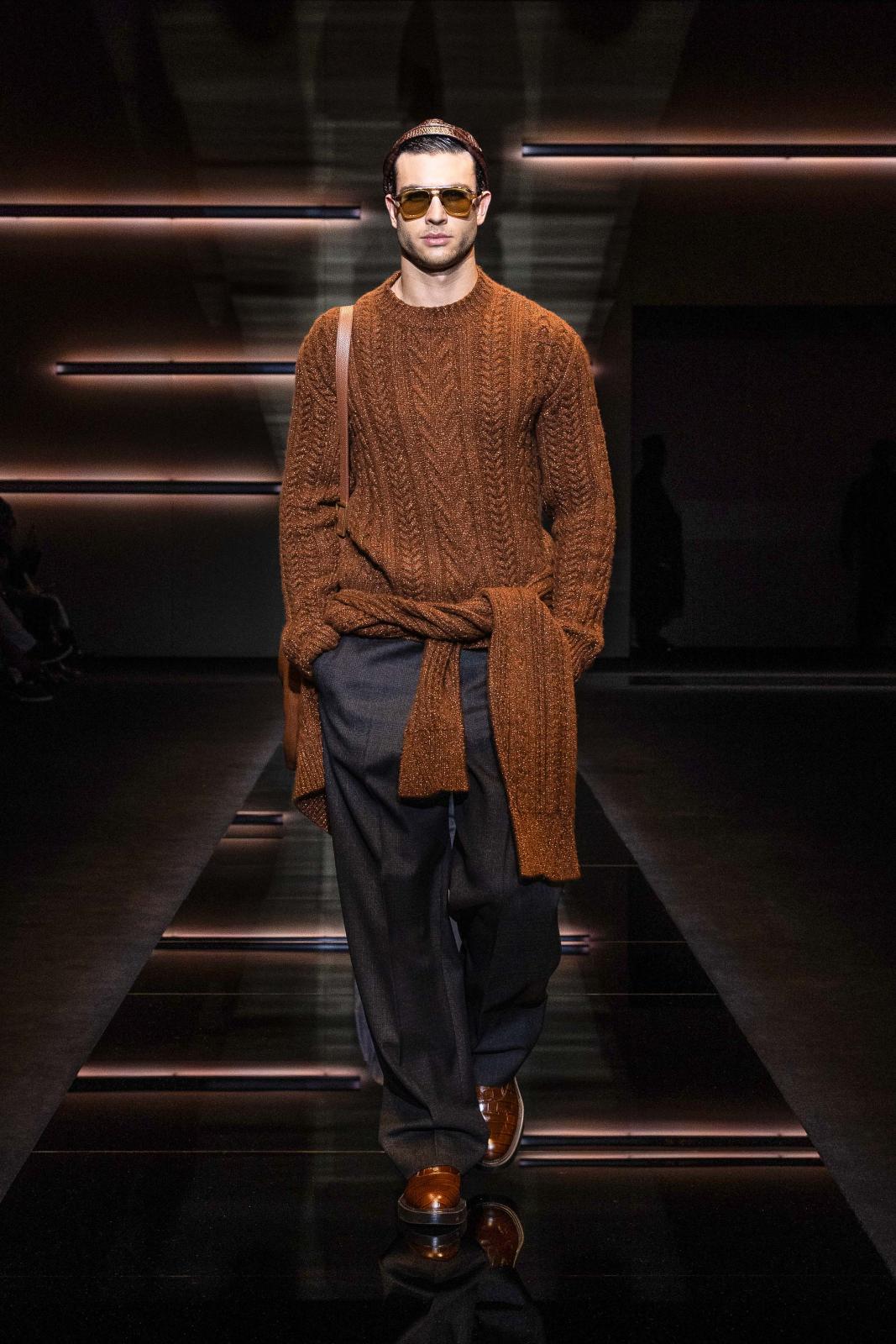 كنزة صوفية من Emporio Armani تقوم على قطب مبتكرة ومنفذة بدقة، وتتميز بياقتها الدائرية