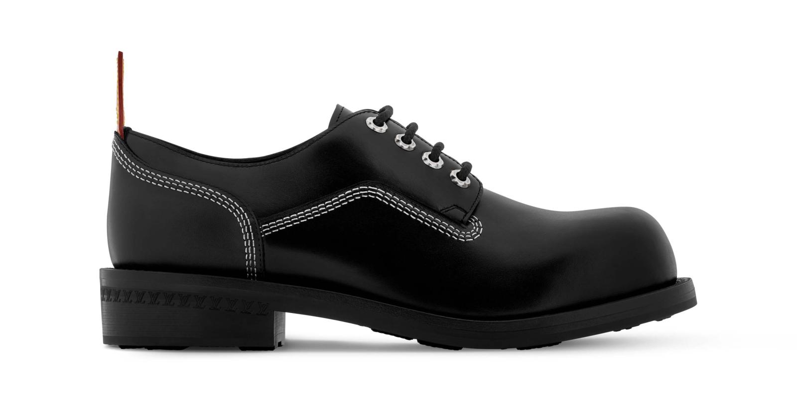 حذاء LV Bubble Derby  من Louis Vuitton منفّذ بجلد العجل، وهو أنيق بتفاصيله الفنيّة الدقيقة وبالدرزات البيضاء المصطفة، التي تمنحه مظهرًا خاصًّا يليق بأهمّ المناسبات