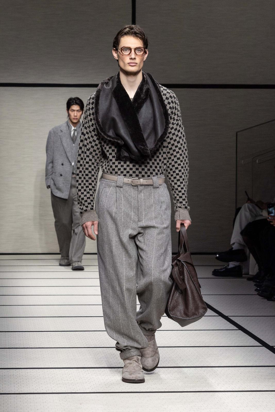 كنزة من Giorgio Armani باللونين الرمادي والأسود تزينها مربعات مشغولة بمهارة وحرفية عالية