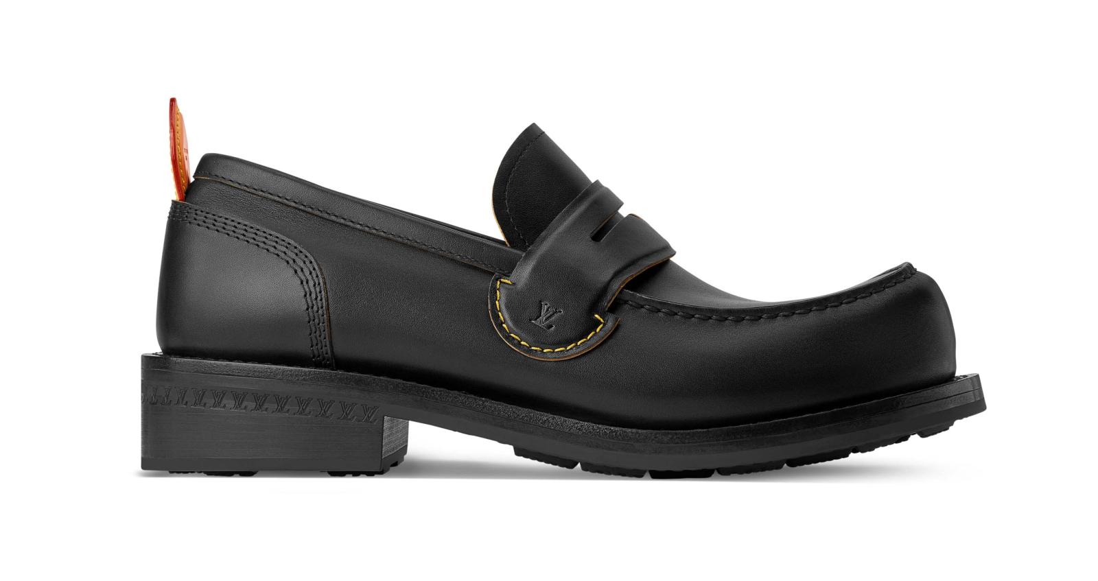 حذاء LV Bubble Loafer من Louis Vuitton منفّذ بجلد العجل وبنعل خارجيّ مطاطي متين، وهو يجمع بسبب قالبه المدروس بين الراحة التي يتطلّع إليها الرجل في الاحتفالات، والتميّز البارز في أدق التفاصيل