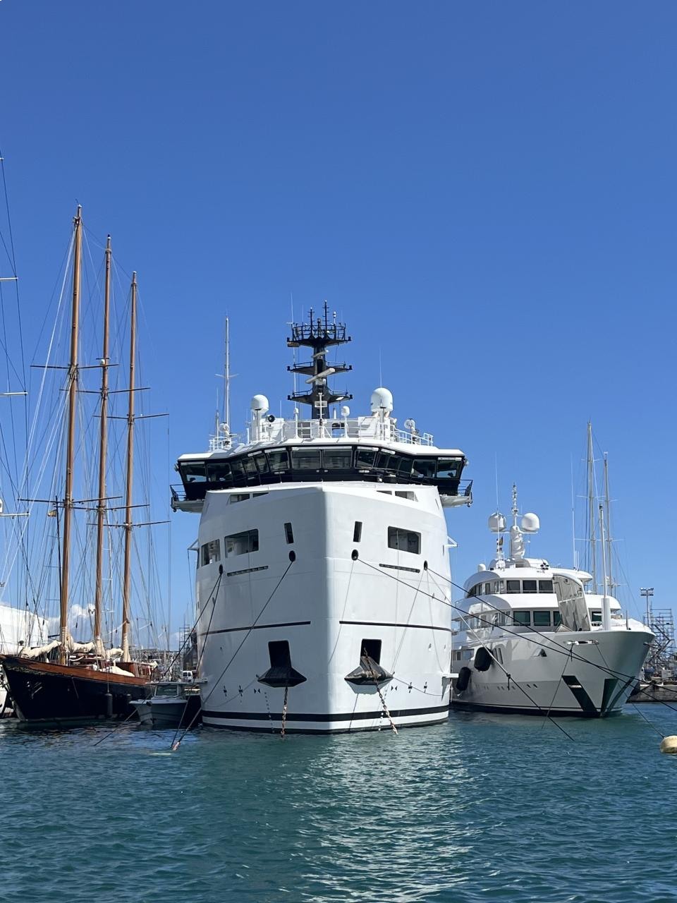 جيف بيزوس يحتفل بصيف فاخر على متن يخته في بالما