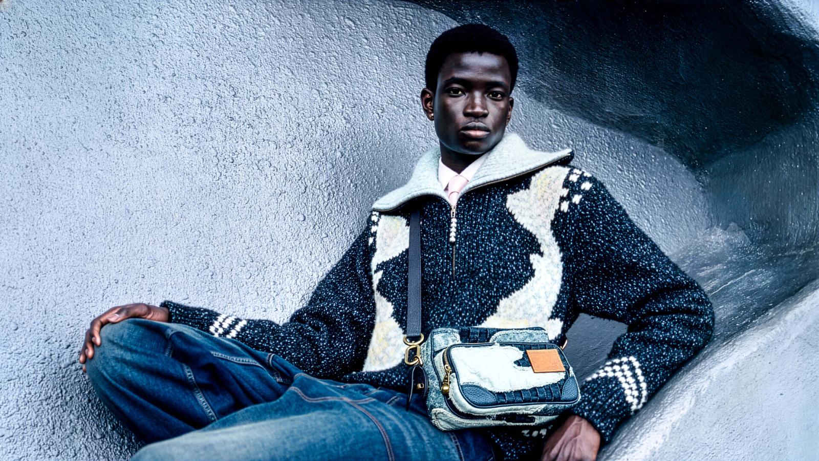 كنزة من Louis Vuitton باللون الأزرق والأبيض تتميز بياقتها المفتوحة المزودة بسحاب