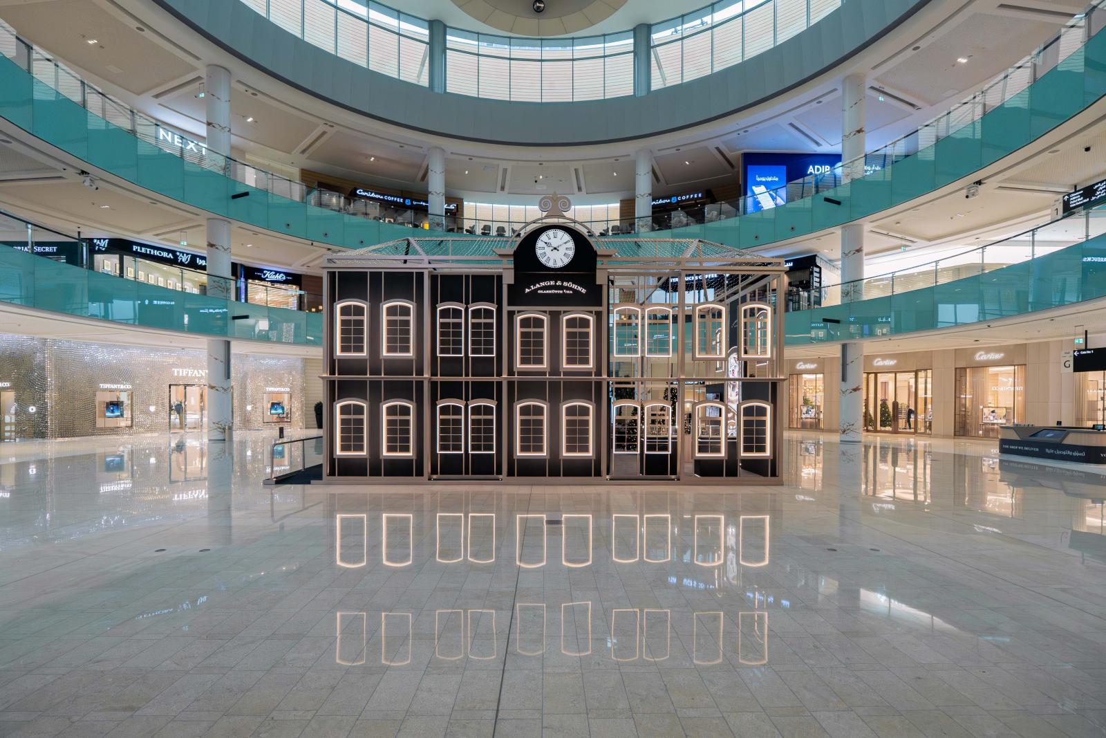 الهيكل الهندسي المؤقت في قلب "دبي مول" يحاكي مقر العلامة في Glashütte. تصوير: cj.sarmiento