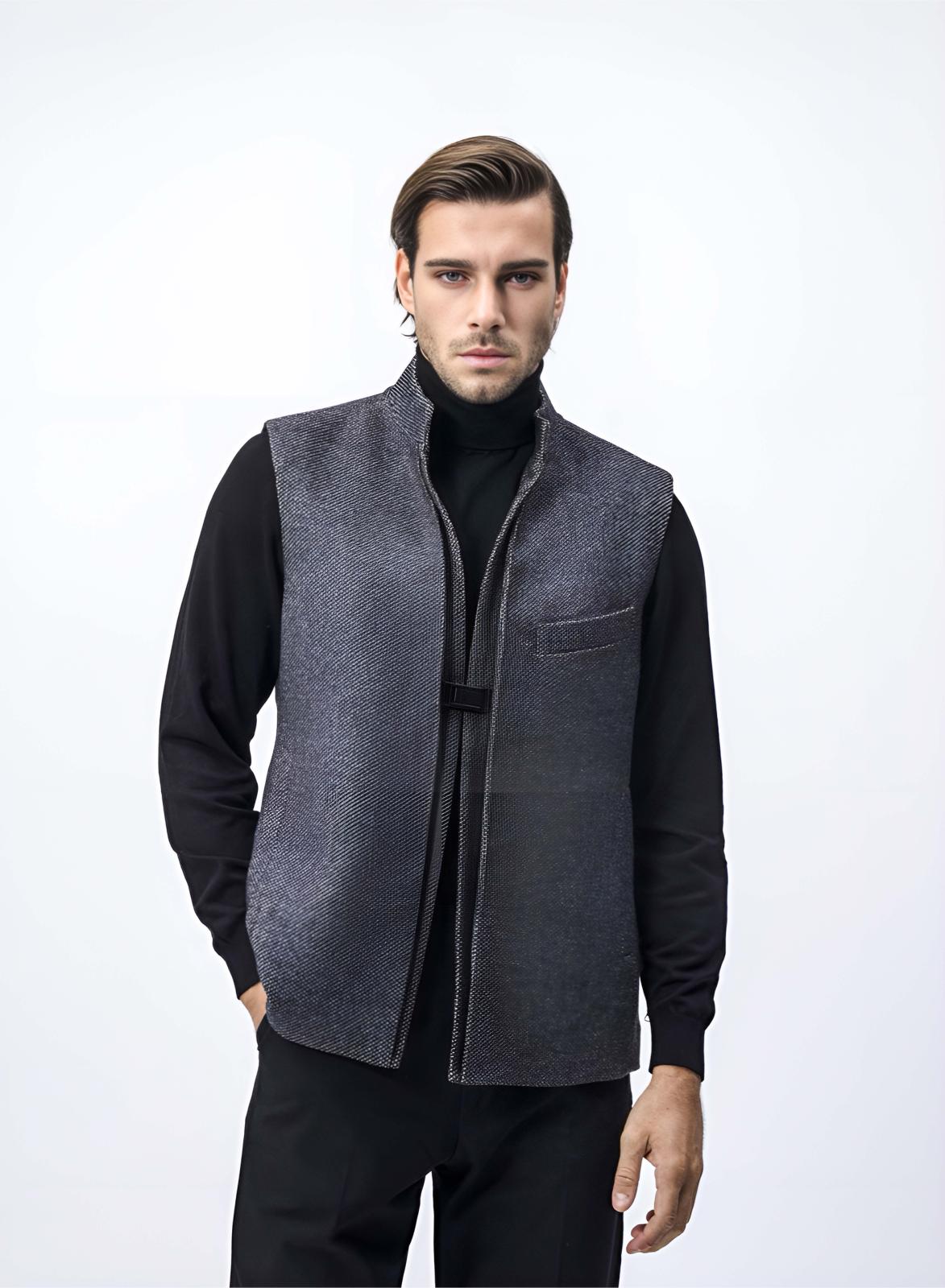 الصديري قطعة خالدة من التراث السعودي يمكنك ارتداؤه على الجلباب أو تنسيقه مع سروال كما فعلت المصممة نورا سليمان في هذه الصورة 