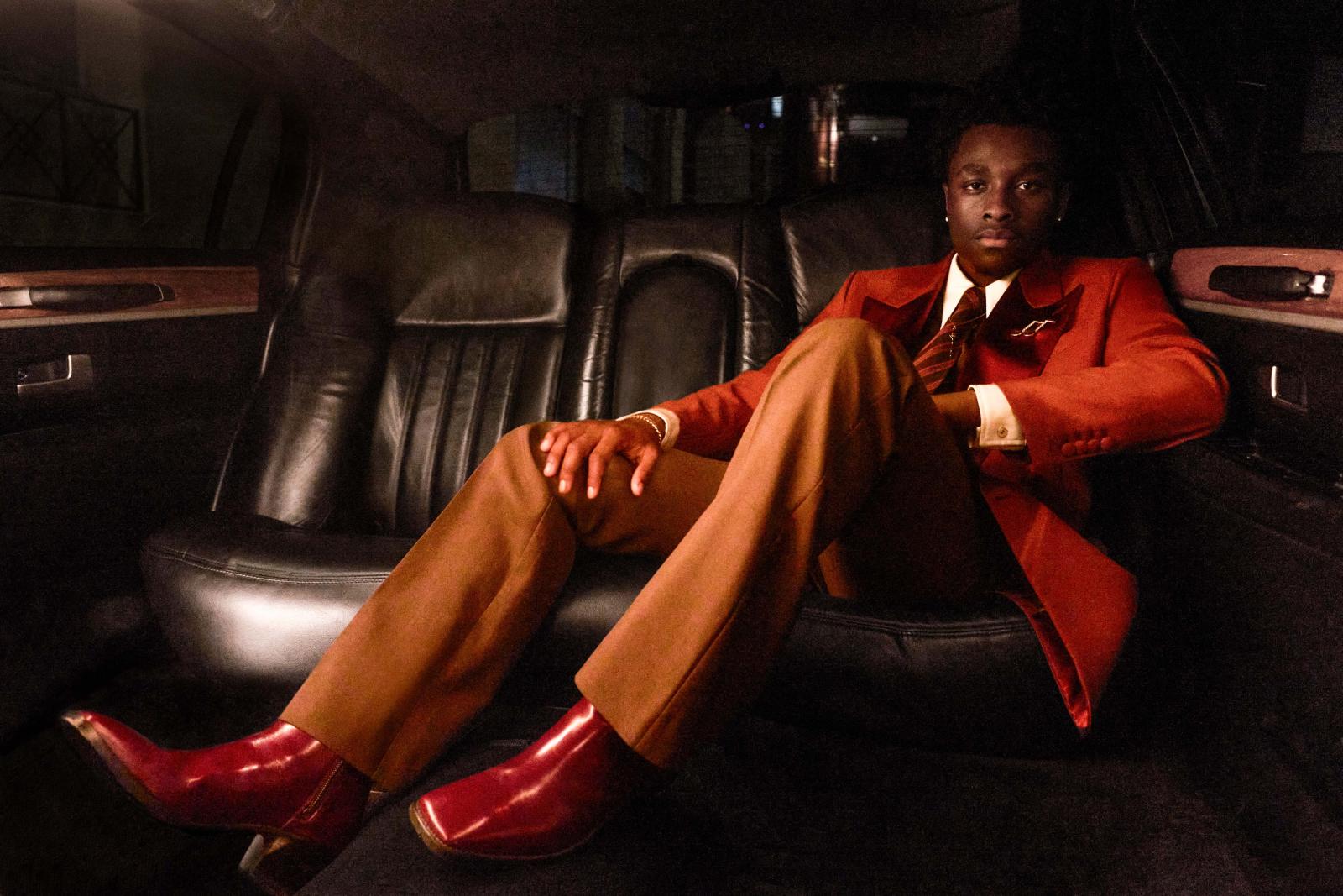 يلاقي هذا الطقم من Amiri الشهر الفضيل بتفاصيل بهية تقود إلى الجاذبية الحديثة المصوغة بحرفية عالية وبتأثيرات بنية في غاية الروعة