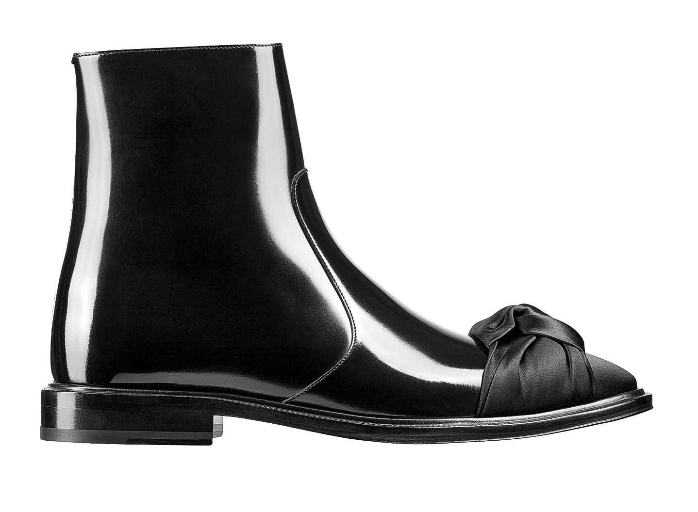  يتجاوز حذاء Dior Palmarès من Dior قواعد الأناقة والرقيّ التي تتبنّاها العلامة، ويدمج بين جلد العجل الأسود وقماش الساتان الفاخر