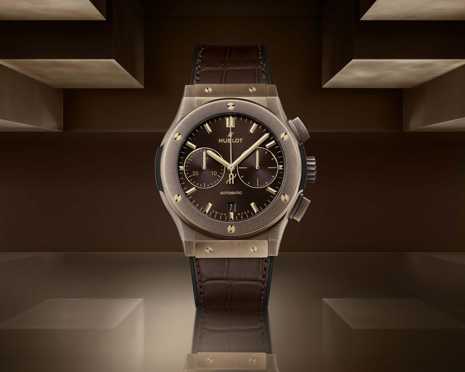 تكرّم ساعة Classic Fusion Chronograph Bronze Brown من Hublot إرثًا يدمج بين الطابعين الكلاسيكيّ والعصريّ، والبساطة والرقيّ. واستكمالًا لنجاح ساعة Classic Fusion Bronze Brown الأصليّة، تقدم هذه النسخة الثانية وظيفة الكرونوغراف، مضيفة دقّة عصريّة إلى مادّة عريقة. تتوافر هذه الساعة بإصدارات محدودة مرقّمة من 30 قطعة فقط، وتتألّق بعلبة راقية يبلغ قطرها 45 مم، وتتميّز بدرجات لونيّة نحاسيّة وانعكاسات مصقولة تلتقط الضوء بأناقة هادئة. ترتكز هذه الساعة على حركة كرونوغراف أوتوماتيكيّة ذاتيّة التعبئة عيار HUB1143، مرفقة باحتياطيّ طاقة لمدّة 48 ساعة
