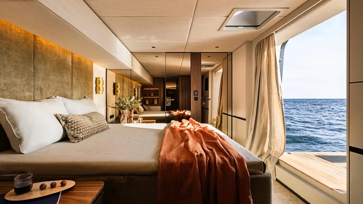 يخت Sunreef 80 Eco يستقبل باريس هيلتون على متنه في رحلة عائلية لسردينيا (صور)