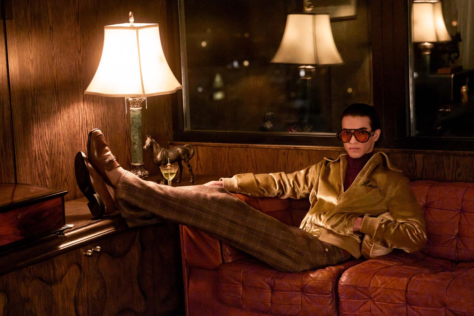 سترة أنيقة من Amiri مزودة بسحاب، تعكس بتفاصيلها ذوقًا عصريًا رفيعًا، وتضيف إلى أناقة الرجل سحرًا مفاجئًا