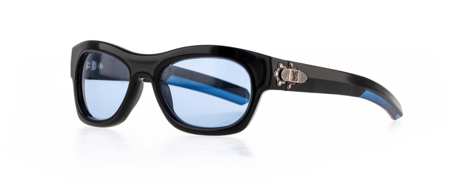  نظّارات LV Frog Round Square  من Louis Vuitton مستلهمة من أسلوب الشارع اليابانيّ وثقافة الروكابيلي، وتضيف إلى وجه الرجل سحرًا لا يقاوم