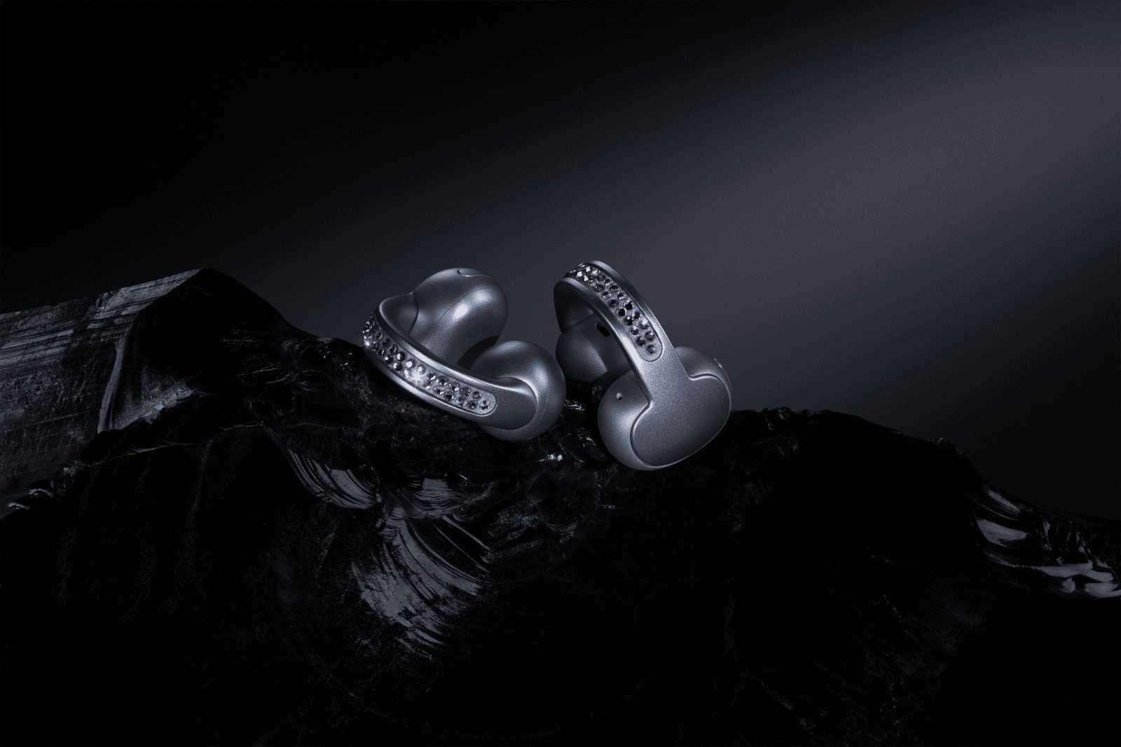 موتورولا وسواروفسكي تطلقان مجموعة Brilliant الفاخرة بتصميم كريستالي