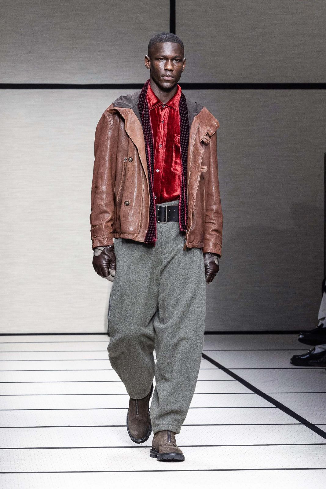 سترة من Giorgio Armani منفذة بالجلد، وهي مشغولة بفن وباهرة بأناقتها، يمنحها السحاب أسلوبًا مريحًا وعمليًا