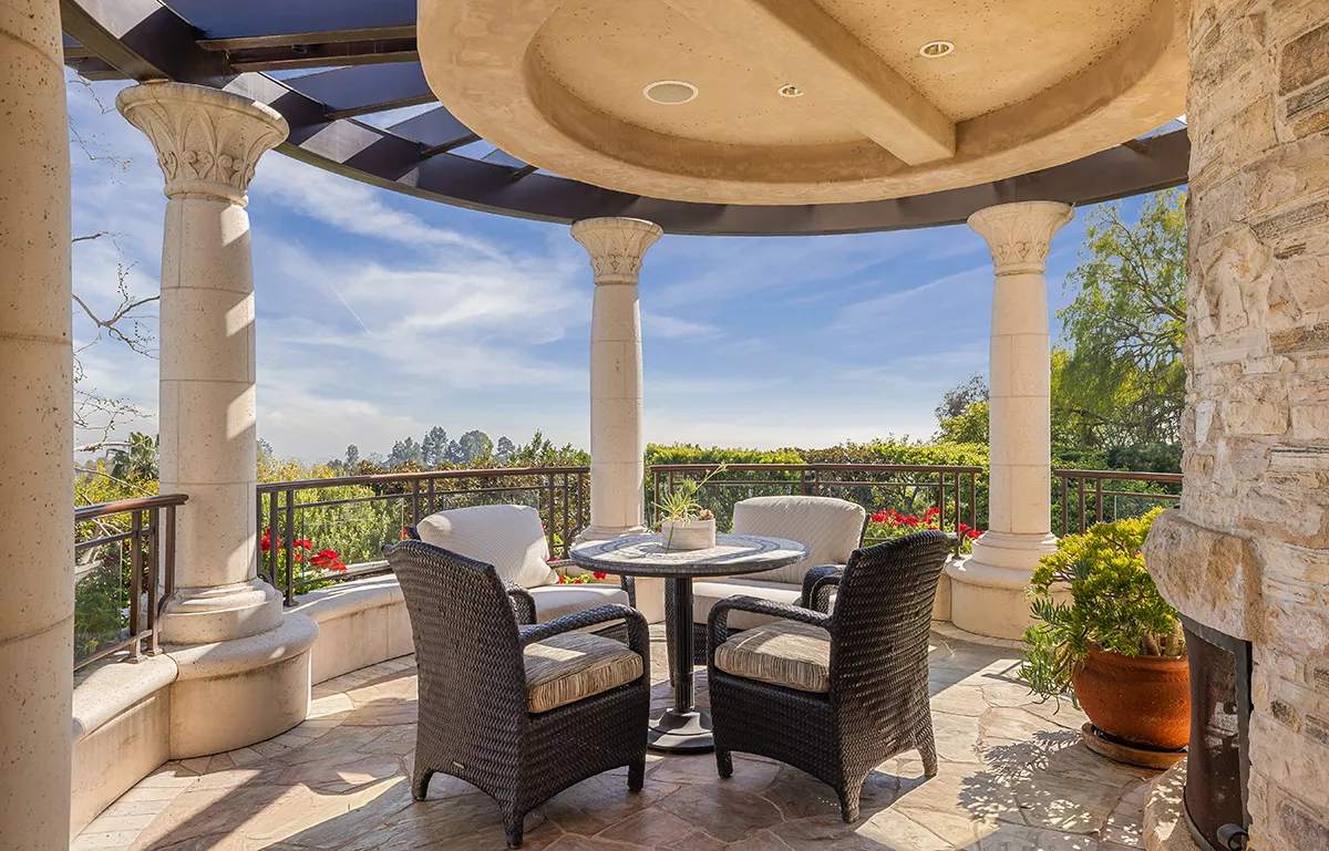 قصر كوينسي جونز الأسطوري في بيل إير يُعرض للبيع مقابل 60 مليون دولار