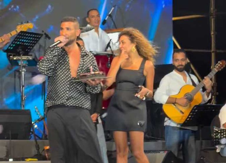 أحمد سعد يُشعل «ليالي مراسي» ويحتفل بعيد ميلاد علياء بسيوني