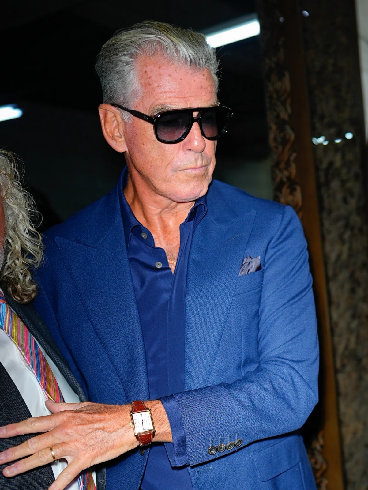 بييرس بروسنان يعزز أناقته بنظارات Jacques Marie Mage الفاخرة - المصدر | XNY/Star Max