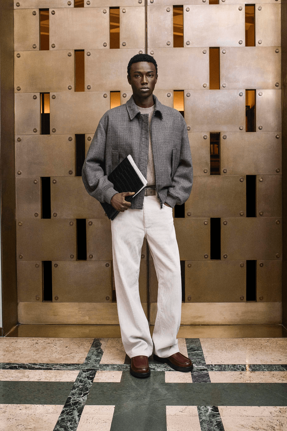 سترة من Tod's  منفذة بالقماش الفاخر، وهي أنيقة بطابعها الديناميكي، ويضيف إليها سحابها لمسة من الخصوصية