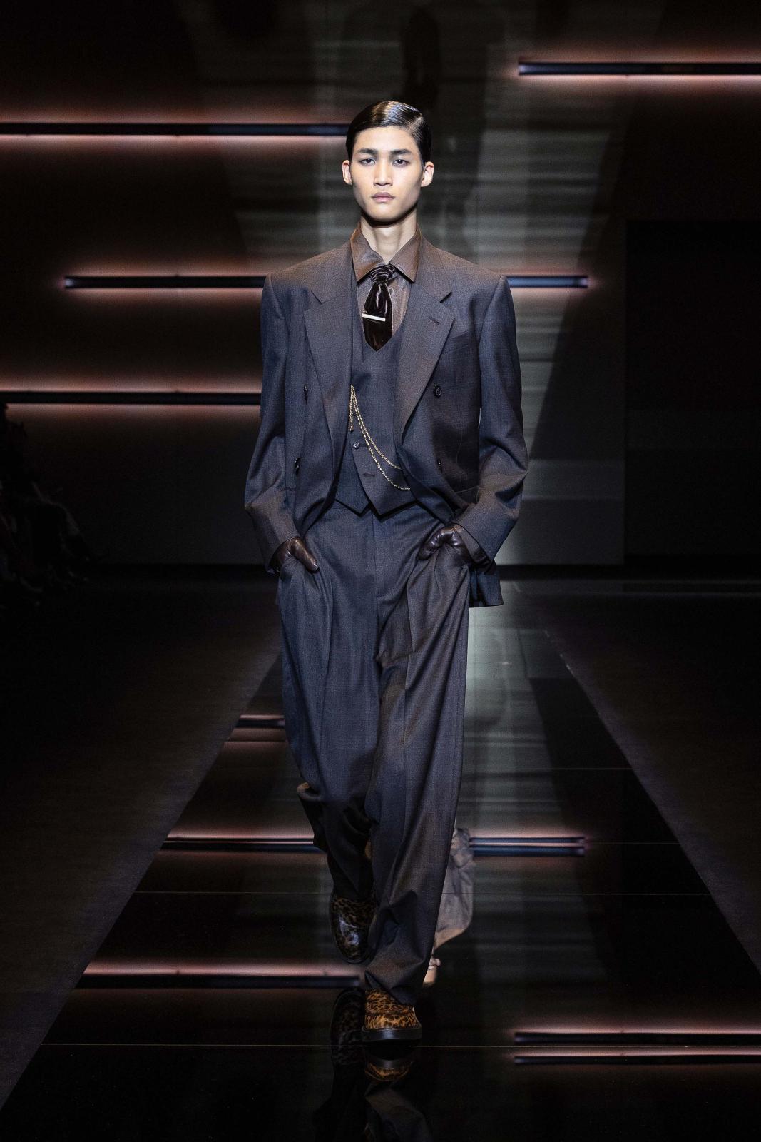 طقم مميّز لأجمل المناسبات من توقيع Emporio Armani يحاكي برودة الشتاء، ويمزج بين القصّات المتماسكة وقوّة ربطة العنق وسحر القفّازات الأنيقة