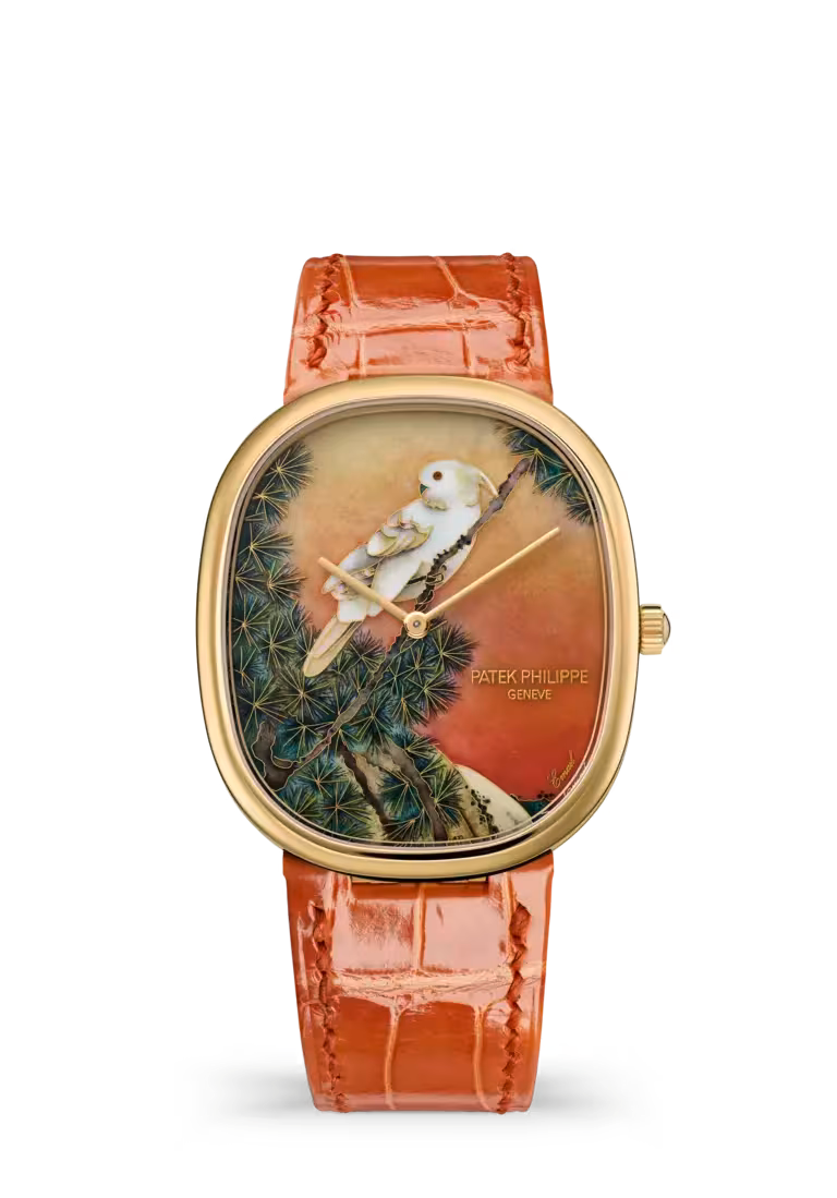 هذه الساعة مستوحاة من لوحة يابانية حريرية للفنان إيتو جاكوتشو تُجسّد ببغاء التاج الأصفر
