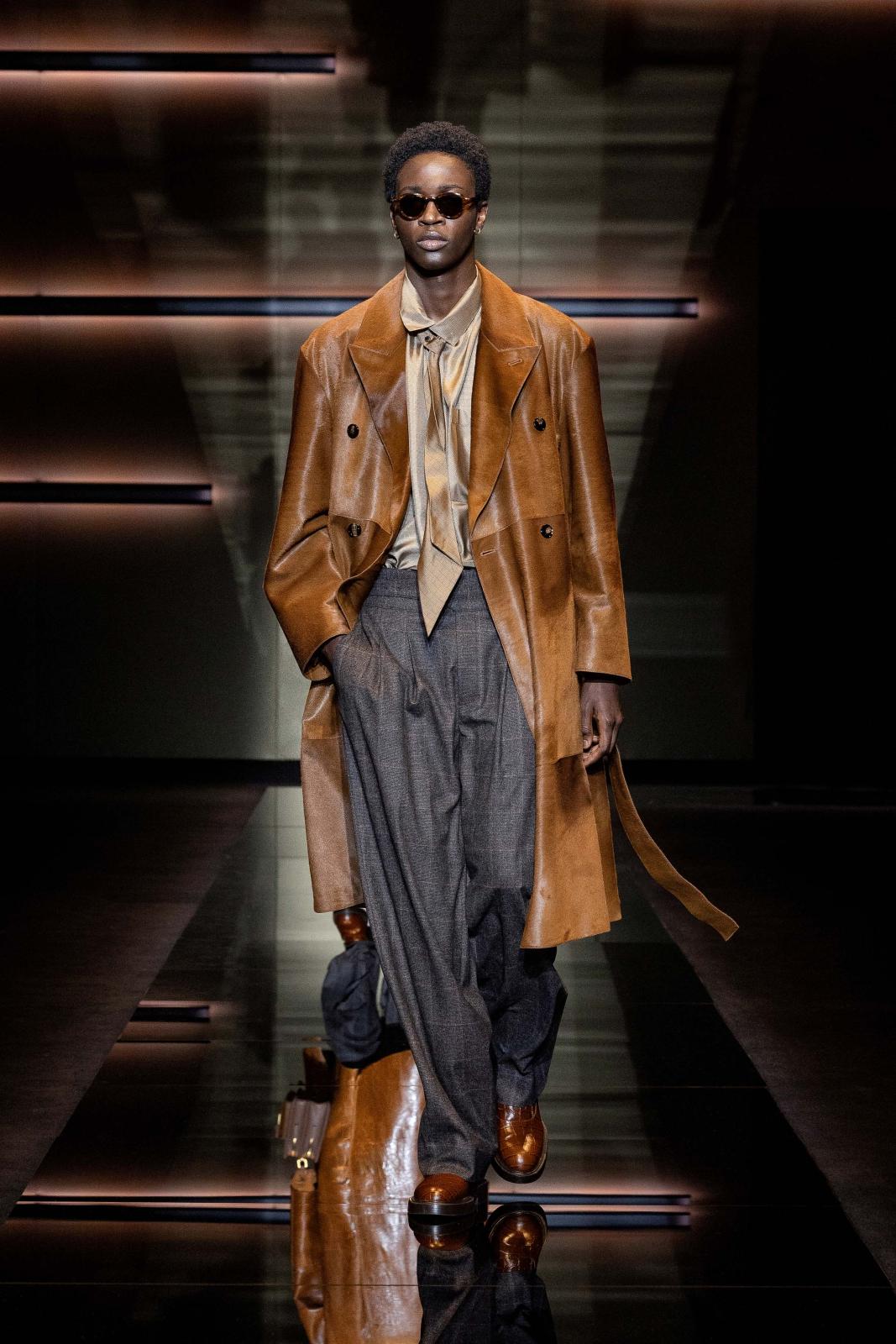 بين الرماديّ وتدرّجات البنيّ حكاية خاصّة تنسجها هذه الإطلالة الجاذبة بكلّ تفاصيلها من Emporio Armani