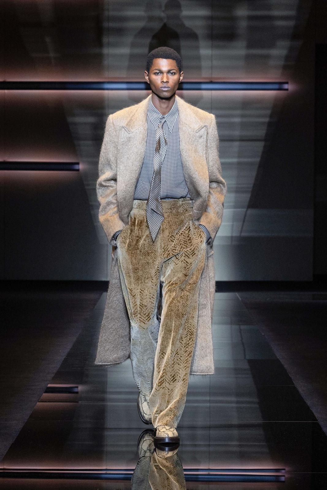 هل تبحثون عن الخيارات الفريدة والجاذبة؟ فحتمًا هذه الإطلالة من Emporio Armani تلبّي تطلّعاتكم، إذ تدمج بإتقان بين تنوّع الزخارف والرسوم والموادّ والألوان، وتحاكي أيّ مناسبة رسميّة خاصّة، بأسلوب يختزل معايير القوّة والسحر