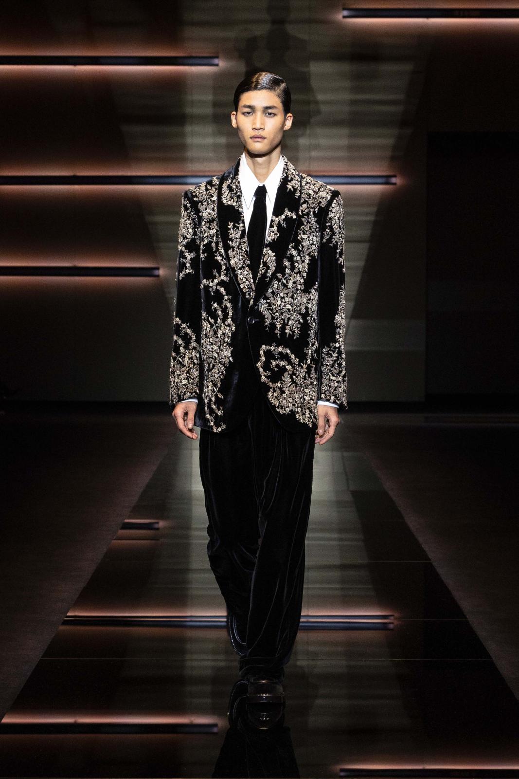 بين الأبيض والأسود إطلالة رائعة من Emporio Armani تكسر القيود، ومحورها الأساسيّ سترة فاخرة سوداء مزخرفة بمهارة ودقّة برسوم بيضاء