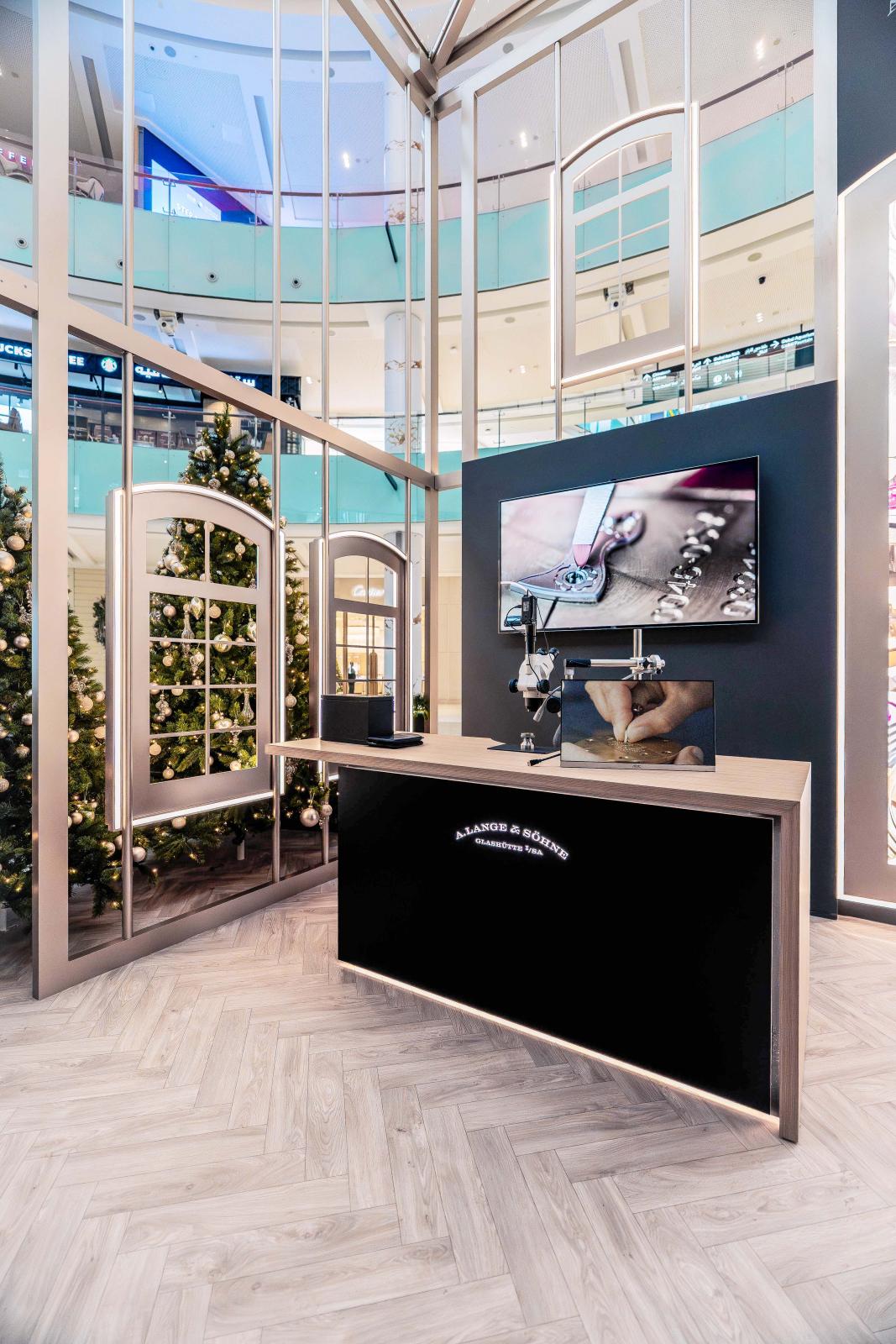 العراقة بأبهى صورها في محطة عابرة للوقت تحط في "دبي مول" بأسلوب A. Lange & Söhne. تصوير: cj.sarmiento