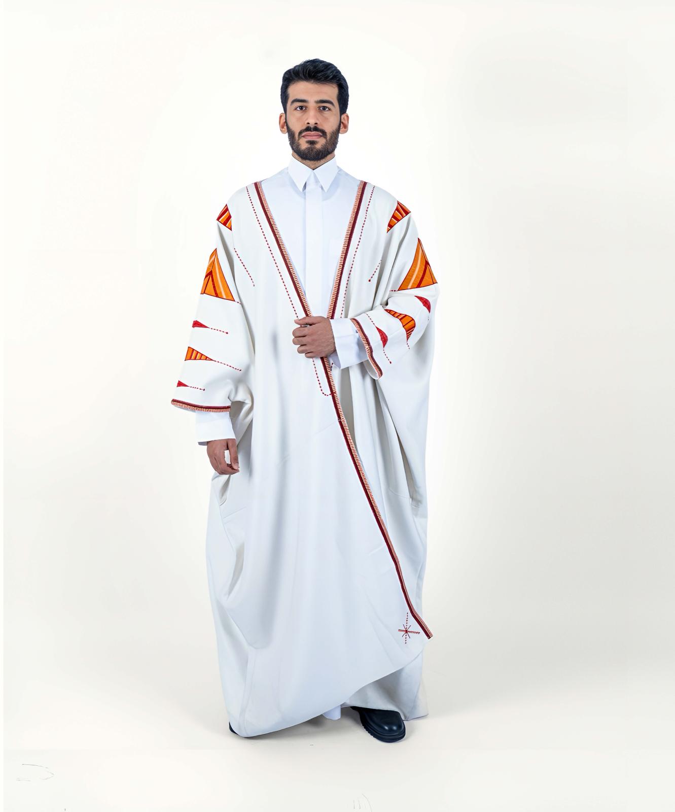 جبّة أنيقة من دار أزياء قرمز مستلهمة من البشت البَيْدي القديم، أحد رموز منطقة بَيْدة في الباحة، حيث تلتقي الجبال بالذاكرة والهوية، ويسهل تنسيقها وارتداؤها على الإفطار مع الأسرة وصلاة التراويح