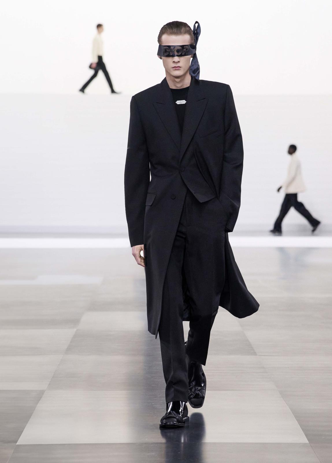 الأسود سيّد الألوان في المناسبات الرسميّة، وما كشفته Dior في تفاصيل هذا الطقم من ابتكار خاص في صياغة السترة الطويلة، يكفل إطلالة آسرة وفريدة