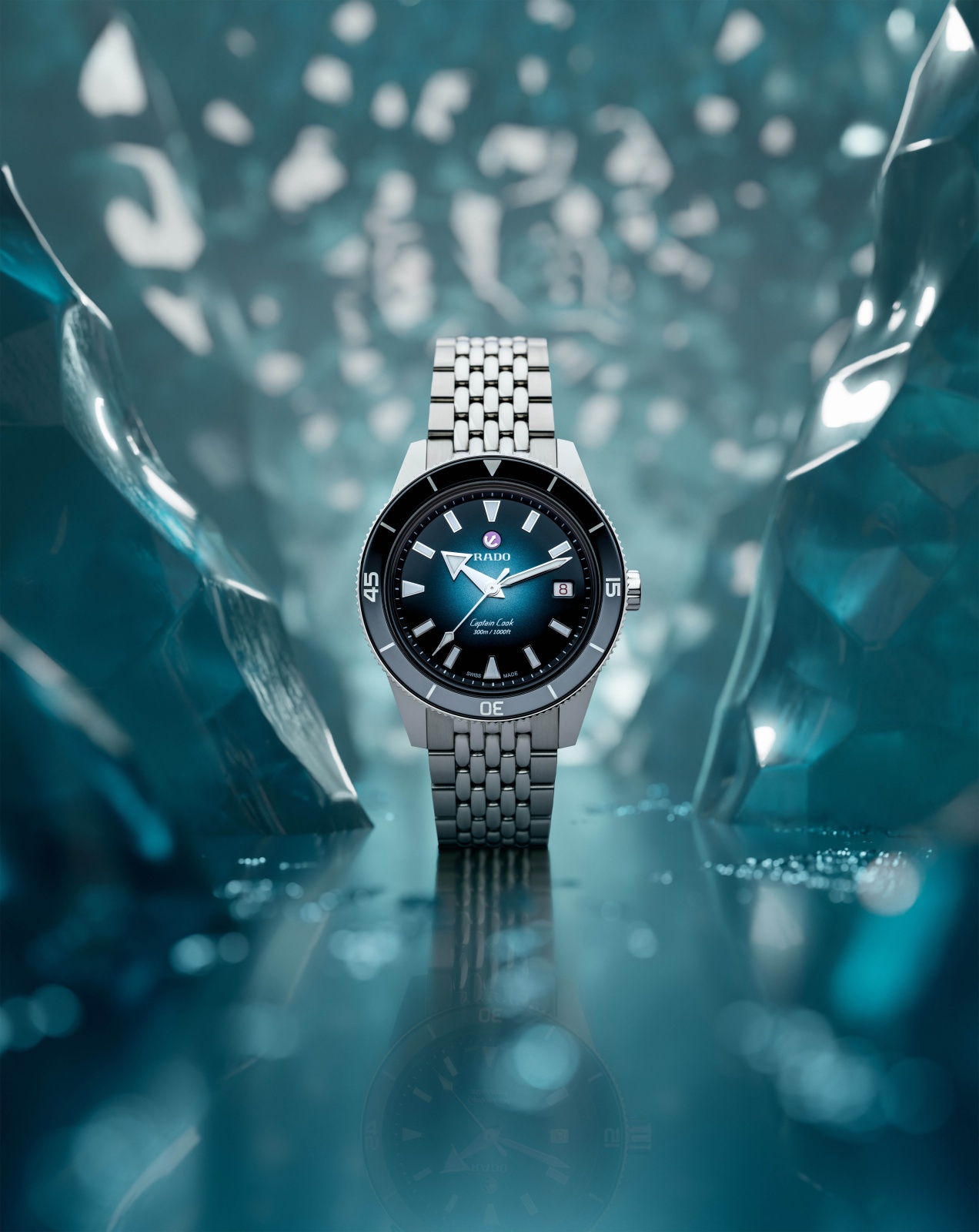 Captain Cook من Rado تتألّق بميناء فاخر باللونين الأسود والفيروزيّ