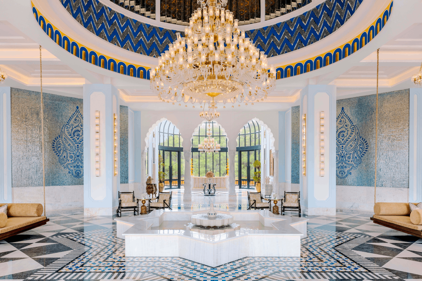 أناقة مشغولة بحرفية عالية، الضوء يتناثر على الرخام ليحكي قصة مدينة تُجيد المزج بين التقليد والابتكار