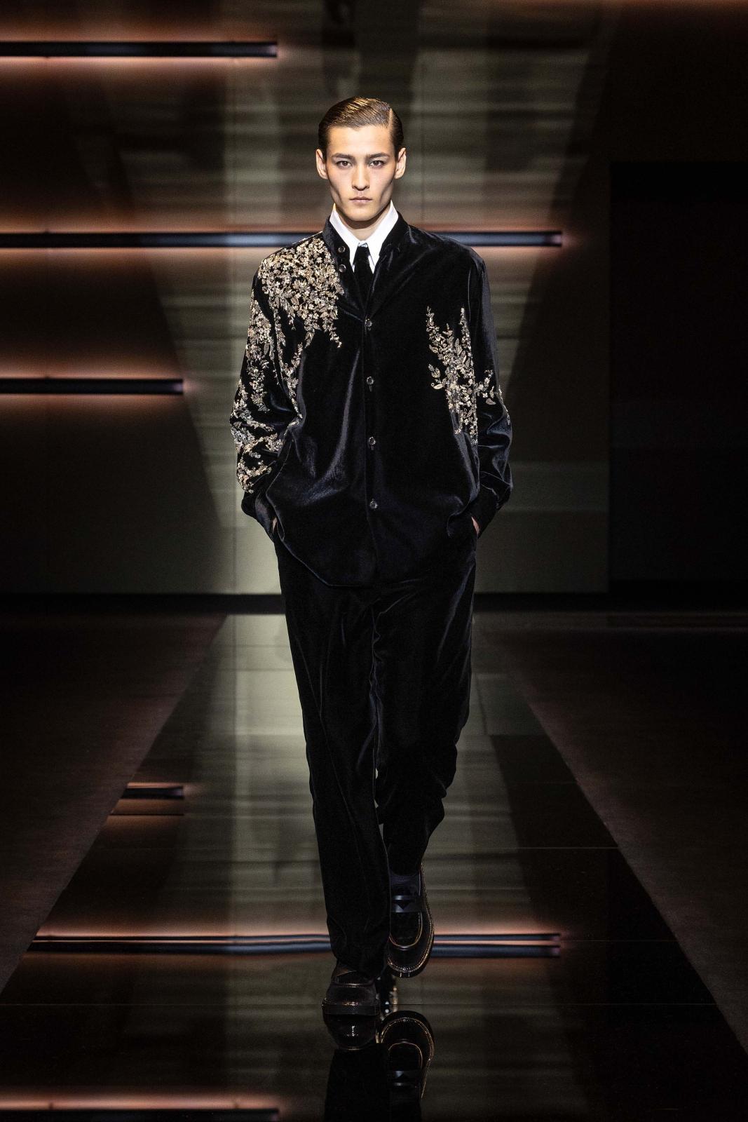 الأسود سيد المناسبات، وبدفع جديد وفاخر من Emporio Armani ينتقل إلى مستوى أعلى، تؤدي فيه سترة مبتكرة بزخارفها ونقوشها الفنية التي تلامس جوانبها وكميها، دور البطولة في عموم الإطلالة