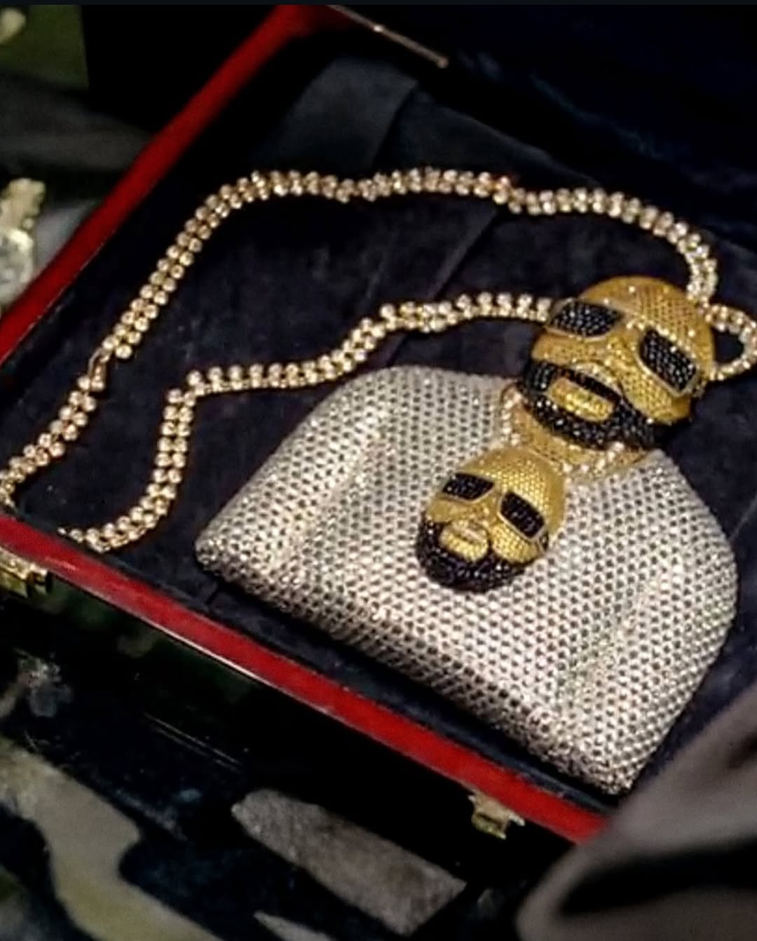 سلسلة ريك روس الماسية تجسّد وجهه بالكامل بتكلفة 1.5 مليون دولار