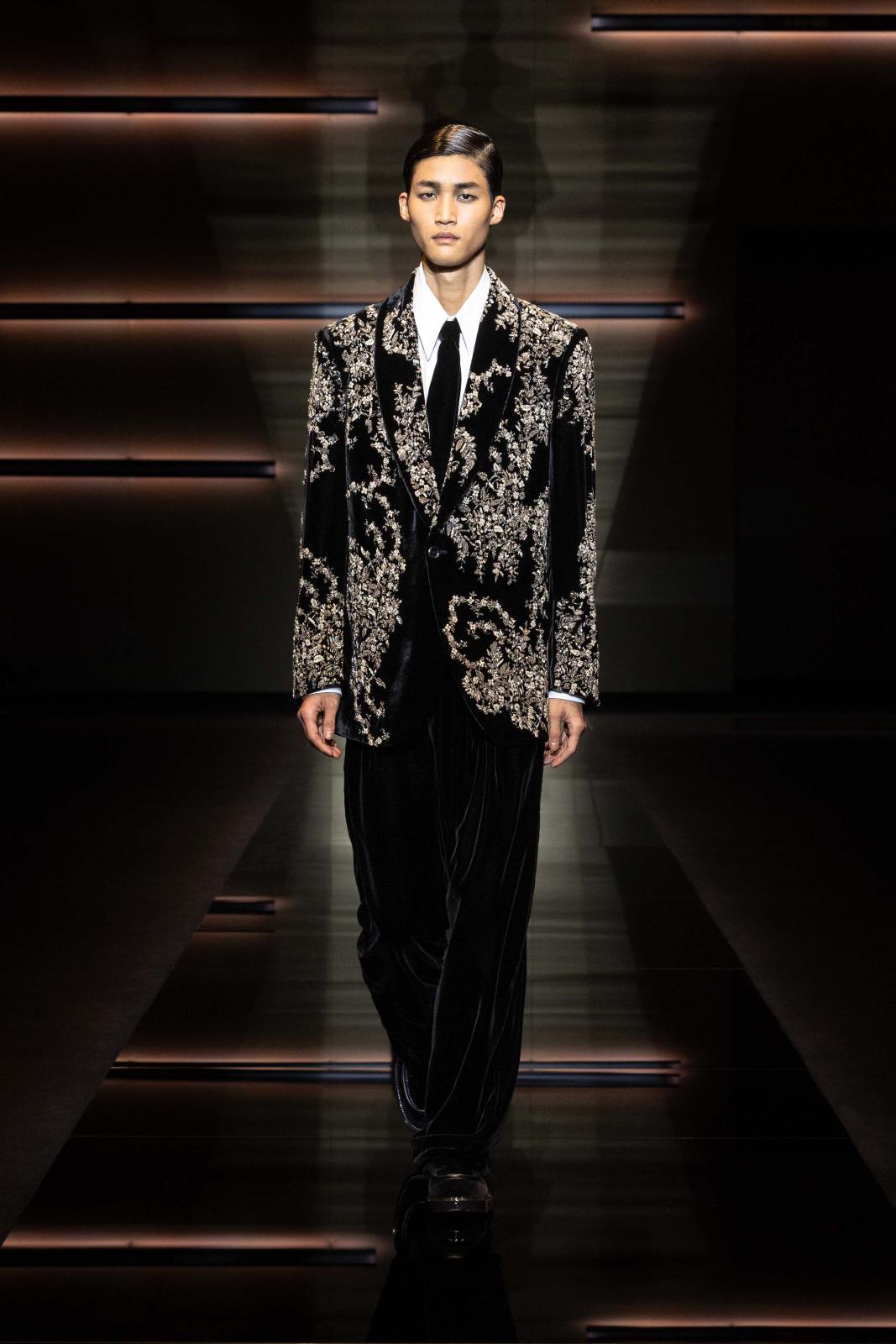 إطلالة ترسخ الأبيض والأسود لونين أساسيين للأناقة، وفيها زخارف ورسوم تغزو سترتها بإشراق جاذب يتطلع إليه في ليالي رمضان الفاخرة