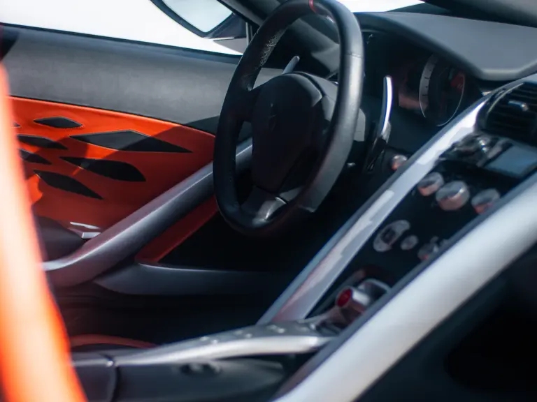 تستعد Bertone Nuccio، واحدة من أكثر السيارات تفرّدًا وأناقة في القرن الحادي والعشرين، للظهور مجددًا ضمن مزاد مغلق تنظمه دار RM Sotheby’s في يوليو 2025، بسعر تقديري يتراوح بين 430,000 إلى 540,000 دولار أمريكي. ولا تُعد السيارة مجرد نموذج تصميمي فريد، بل تمثّل آخر مشروع حمل توقيع استوديو Bertone الإيطالي الشهير قبل إفلاسه، ما يُكسبها قيمة تذكارية وتاريخية استثنائية في عالم التصميم والسيارات. السيارة صُمّمت في عام 2012 للاحتفال بمرور 100 عام على تأسيس Bertone، وسُميت "Nuccio" تيمنًا بالمصمم نوتشيو برتوني، ابن المؤسس. وقد استوحى المصمم مايكل روبنسون ملامحها من طراز Lancia Stratos Zero الأيقوني، وأعاد تخيله بأسلوب مستقبلي حاد. استغرق تنفيذ التصميم بالكامل داخل استوديوهات Bertone ثلاثة أشهر ونصف فقط، وتم عرضها لأول مرة في معرض جنيف الدولي للسيارات، ثم في معرض بكين لاحقًا.  تستند Nuccio إلى محرك V-8 بسعة 4.3 لتر مرتبط بعلبة تروس أوتوماتيكية يدوية من ست سرعات من شركة Graziano، وتُدار عبر مبدلات خلف عجلة القيادة. وقد تميزت بتفاصيل تصميمية ثورية، منها إضاءة زرقاء تُضيء عند الكبح في الواجهة الأمامية، لتنبيه المشاة بتباطؤ المركبة. ملكيتها الخاصة وحضورها المحدود ظلت Nuccio قطعة عرض ثابتة، قبل أن يتم تصنيع نسخة قابلة للقيادة، ظهرت في فعالية "Concorso Italiano" بالولايات المتحدة، ثم عادت إلى إيطاليا حيث بقيت في مخازن Bertone. وبعد إعلان إفلاس الشركة في 2015، عُرضت ضمن مزاد عام 2018، ليقتنيها مالكها الحالي الذي حافظ عليها في مجموعته الخاصة منذ ذلك الحين. السيارة، التي تُعرض الآن مجددًا في سويسرا عبر مزاد RM Sotheby’s، تسجّل على عدادها 29,127 كيلومترًا، معظمها قبل التعديلات التصميمية. وتحمل رقم الهيكل ZFFEZ58B000139932، بينما أُلغي تسجيلها الإيطالي رسميًا، ودُفعت رسومها الجمركية في سويسرا. Bertone Nuccio ليست فقط سيارة، بل شهادة تاريخية ممهورة بتوقيع مدرسة التصميم الإيطالية في لحظاتها الأخيرة، ما يجعلها فرصة نادرة أمام هواة الاقتناء، ومحط اهتمام صالات العرض وفعاليات السيارات الكلاسيكية حول العالم.