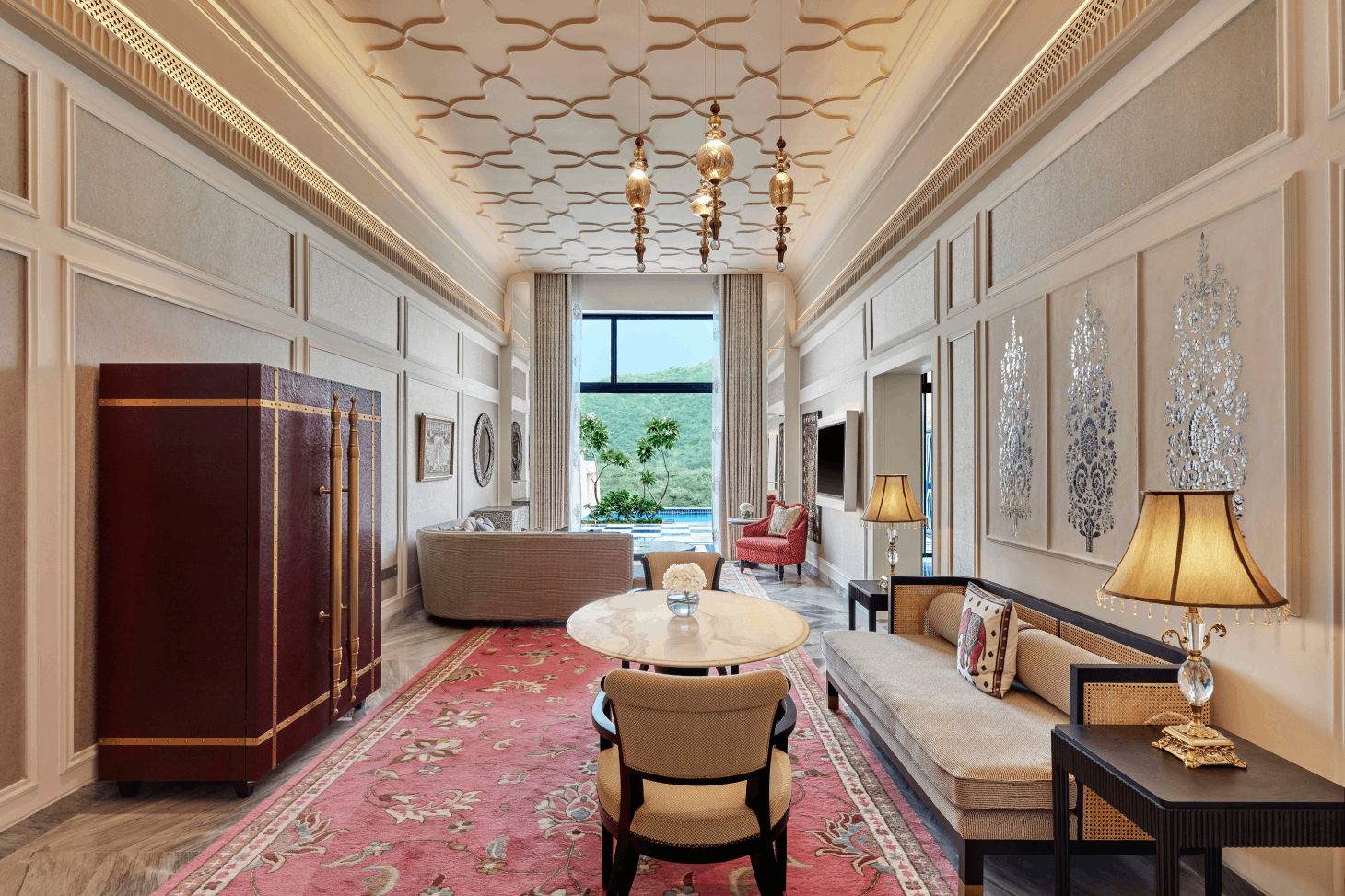 تصميم يمزج بين البساطة المترفة واللمسات الذهبية ليمنح الضيوف لحظات تنبض بالراحة والرقي