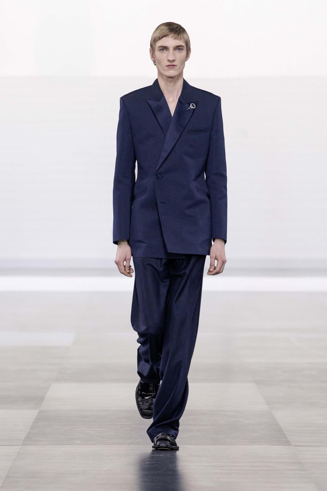  الرقيّ في البساطة أحد رموز Dior، ويعكسه هذا الطقم الفاخر، الذي يشرق بسترته المنسوجة بحرفيّة ومهارة، والمزينة ببروش أنيق