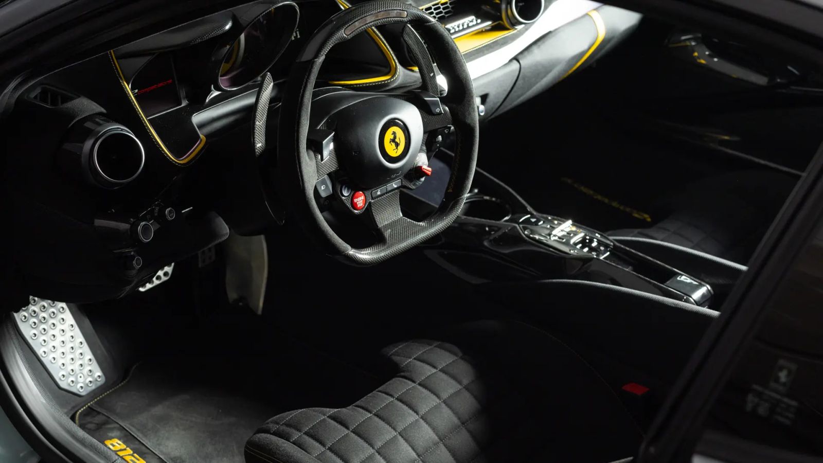 نسخة نادرة من فيراري 812 كومبيتيتسيوني بتوقيع لوكلير وساينز تدخل المزاد