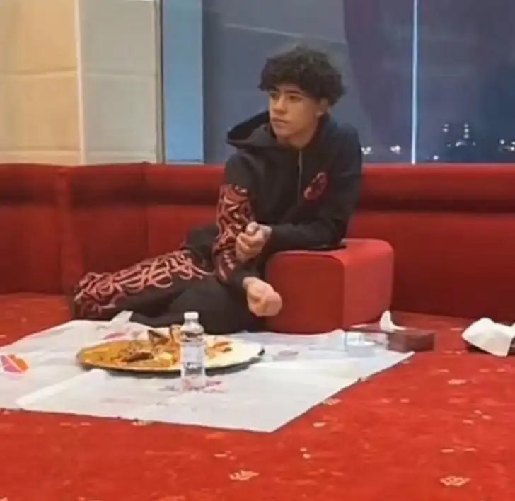 في أحدث ظهور له كريستيانو جونيور يتناول الكبسة (صورة)