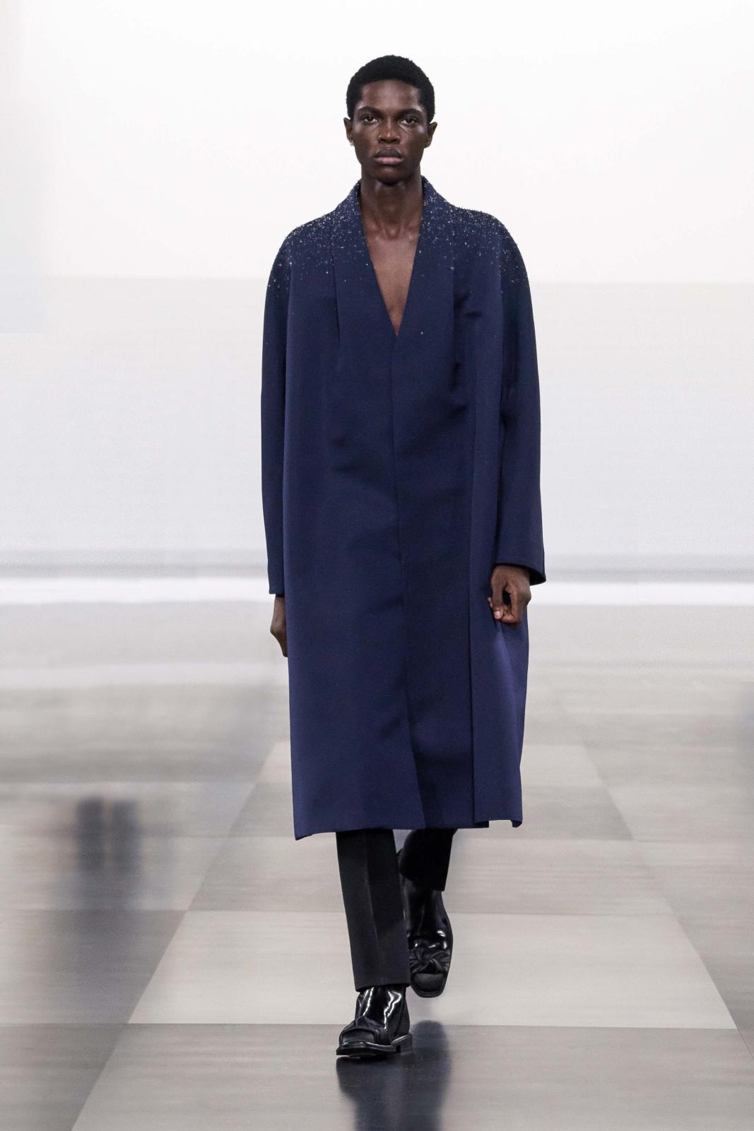 الخروج عن التقليد خلال المناسبات الرسميّة يترك أثره الجميل لدى المراقبين ويتسبّب بصدمة إيجابيّة، وفي هذه الإطلالة غير المألوفة من Dior دعوة إلى التغيير، ويعدّ القميص الطويل بقصّته المدروسة محور الإطلالة الجاذبة