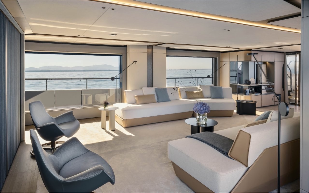 أزيموت تطلق يختها الفاخر الجديد Grande Trideck بتصميم داخلي عصري