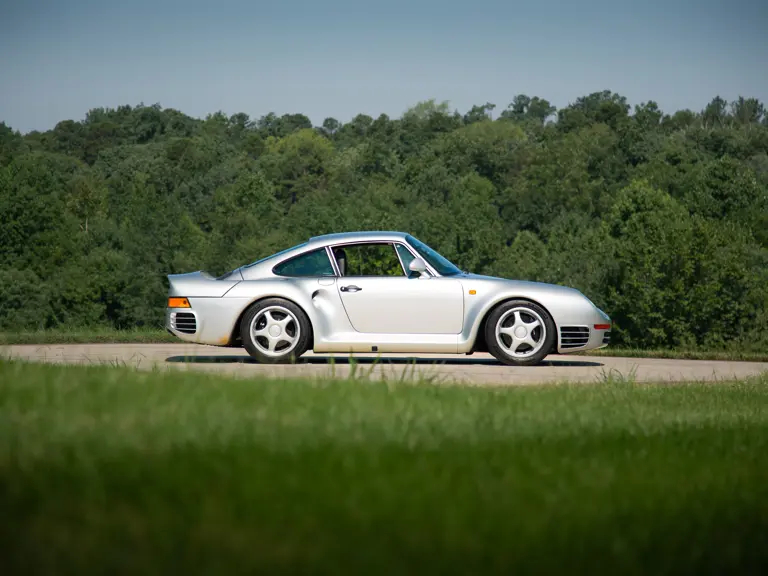 بورشه 959 Komfort تُعيد بريق الثمانينيات في مزاد مونتيري