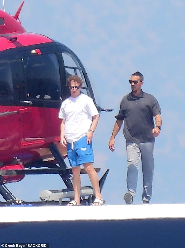 زوكربيرغ يهبط بمروحية.. وإيمينيم يلاحقه قضائيًا