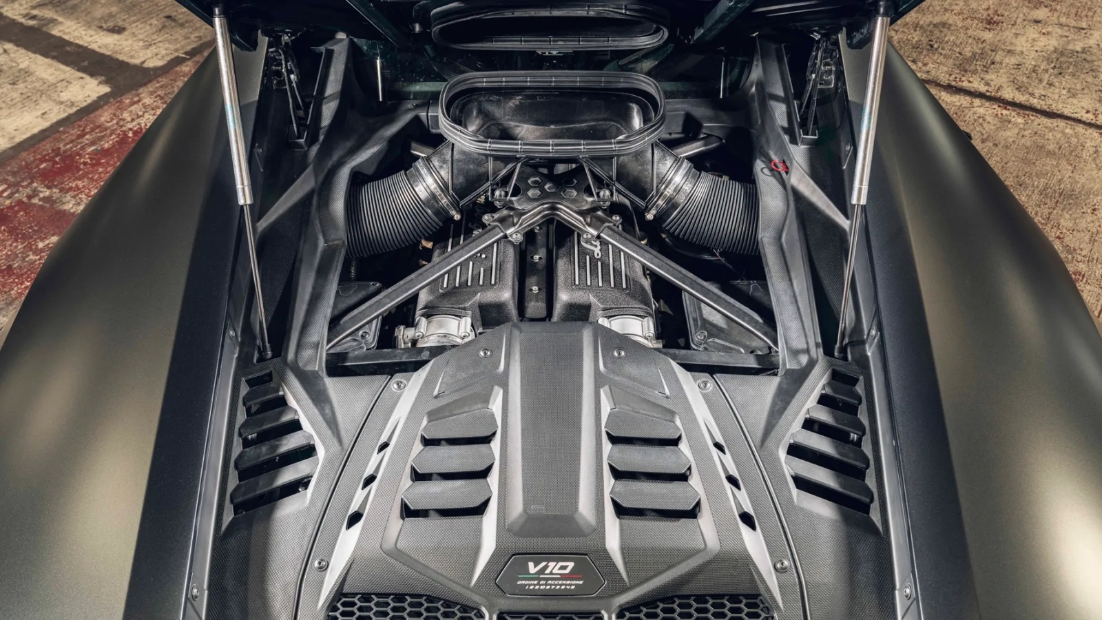 محرك V10 يودّع لامبورغيني بأداء أسطوري