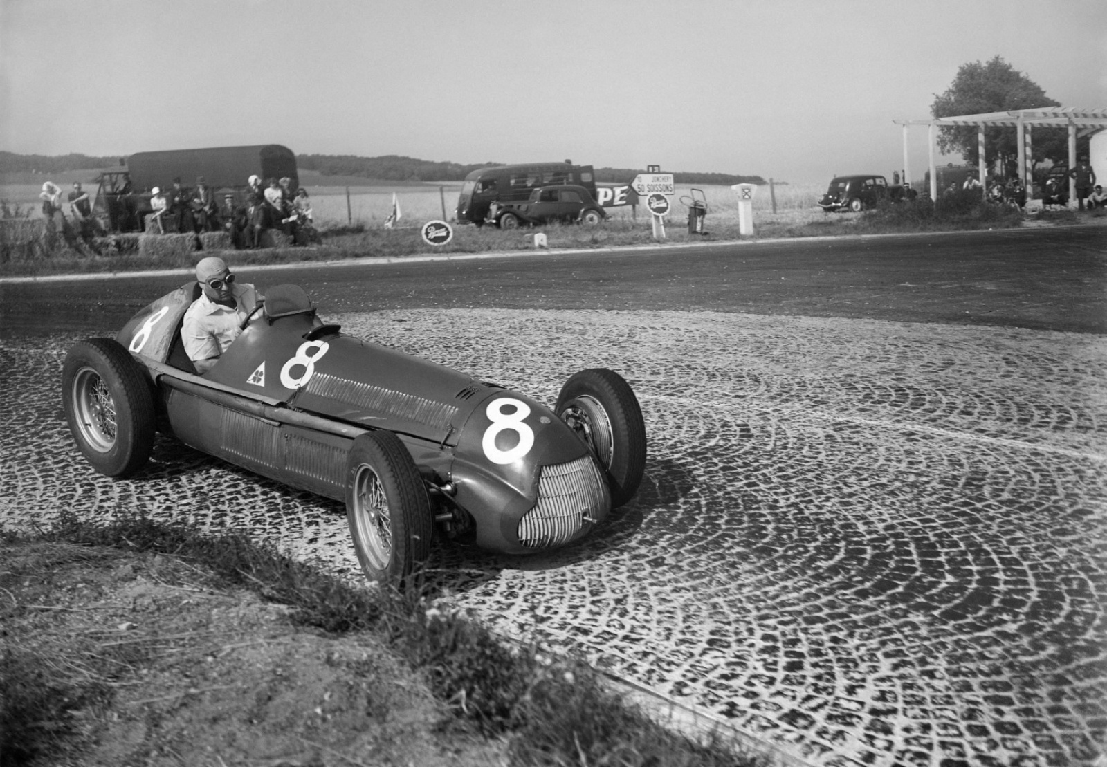 مزاد على خوذة أسطورة الفورمولا 1 فانجيو لصالح جمعية جاكي ستيوارت